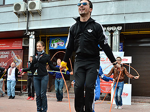 Боксеры и похудевшие звезды установили рекорд прыжков на скакалке