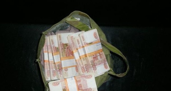 Россиянка в дамской сумочке не довезла свыше 4 миллионов рублей