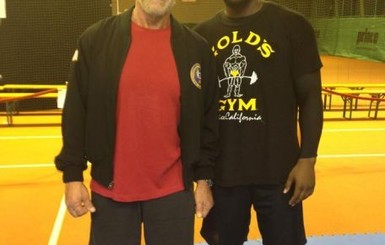 После переписки Арнольд Шварценеггер посетил тренировочный лагерь Кличко