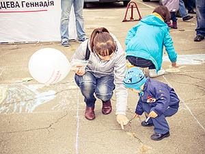 Дети рисовали лето на асфальте