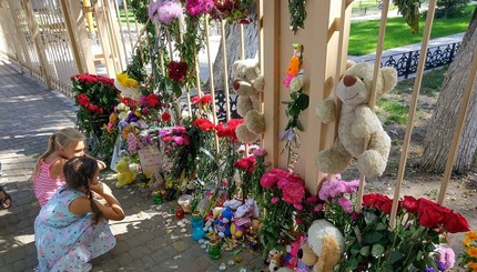 Цветы возле лагеря где погибли дети