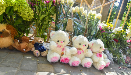 Цветы в память о трагически погибших детях