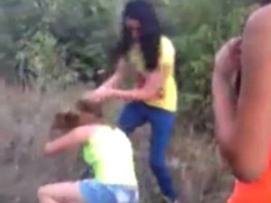 Подруги 40 минут изощренно избивали 12-летнюю девочку