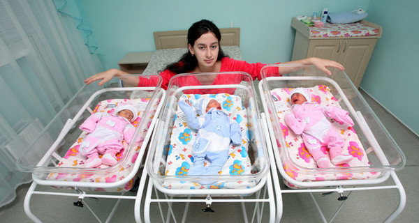 Молодой маме, родившей тройню, помогают всем Крымом