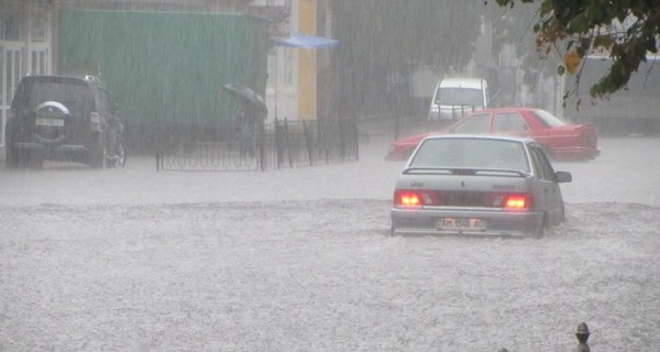 Ливень в Житомире: затопленные джипы глохли посреди улицы