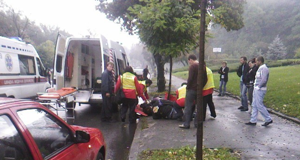 В Киеве Daewoo сбил двух пешеходов возле перехода