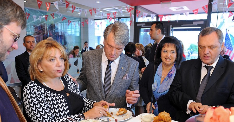 Ющенко с женой побывали на открытии фастфуда в Киеве