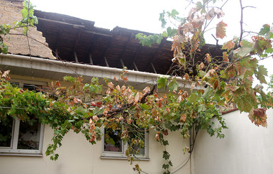 Вместо крыши рухнувшего дома на Молдованке натянут пленку, жильцы будут жить на улице