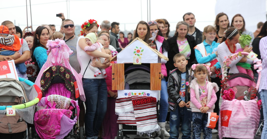 На параде колясок в Днепропетровске были самолет, паровоз и украинская хата