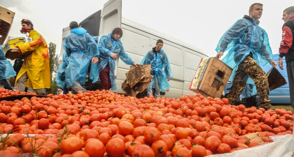 В томатной битве одесситы закидали друг друга четырьмя тоннами томатов