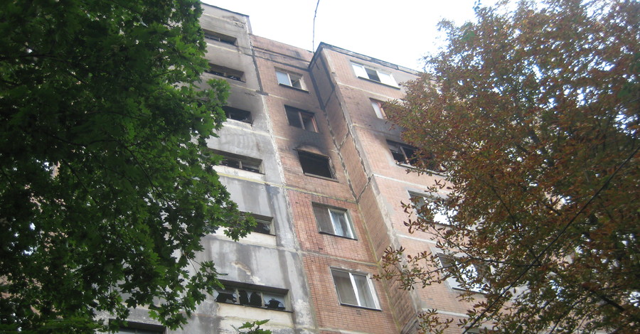 Люди выпрыгнули из окон горящей квартиры на глазах пожарных