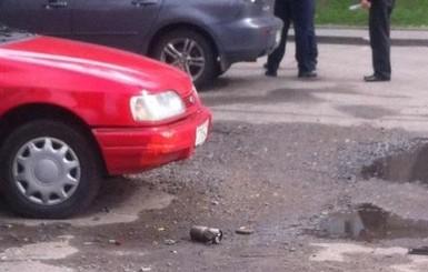 В Харькове пенсионер с крыши дома закидал снарядами автостоянку и покончил с собой