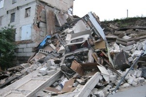 Оползень на Киевщине: под землю ушли гаражи с машинами