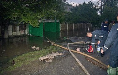 Потоп в Одесской области: спасатели усиленно откачивают воду из домов