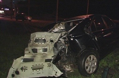 В центре Киева KIA врезалась в столб и вывернулась наизнанку