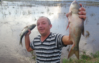 Жители затопленных сел ловят рыбу на огородах 