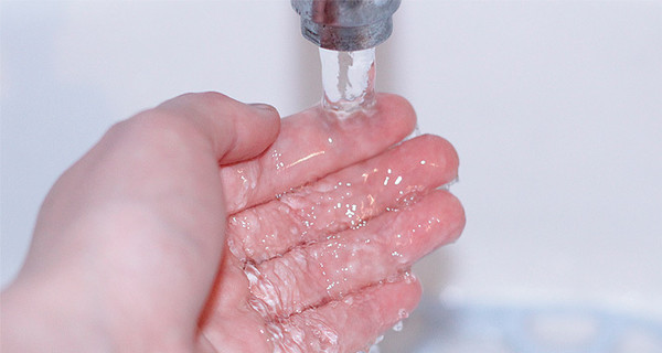 В водопроводе американского города обнаружили смертельную бактерию: уже известно о гибели маленького мальчика