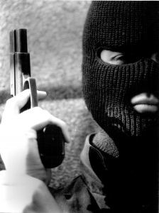 На Ровенщине банда в масках затолкала семейную пару в багажник и вывезла в лес