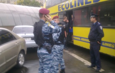 В Киеве пассажира дебошира приехал усмирять 
