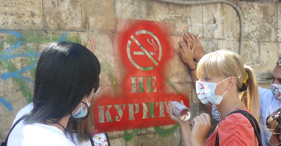 Курильщиков в Крыму стало меньше, а торговцев табаком - больше