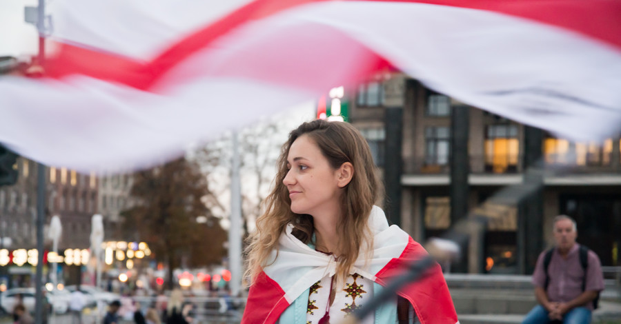Беларусы в центре Киева развернули огромный флаг