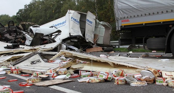 Под Житомиром столкнулись четыре фуры: машины всмятку, дорогу завалило тортами