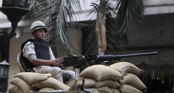 В Египте полиция устроила перестрелку с поджигателями полицейского участка
