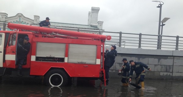 Киев продолжает затапливать: на Почтовой площади вода заблокировала движение