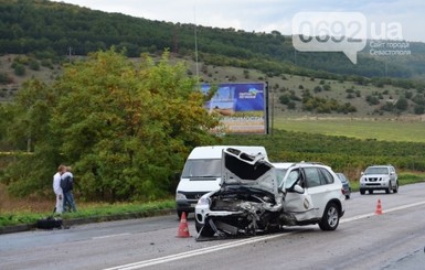 На крымской трассе не разминулись BMW и Toyota: погибшего водителя вырезали из авто