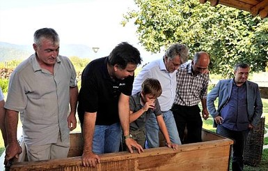 Ющенко помог Саакашвили выжимать ногами виноград