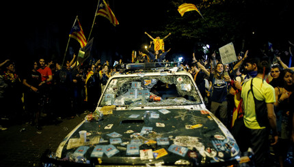 Разбитые машины и тысячи людей на улице: Испанию охватила волна протестов