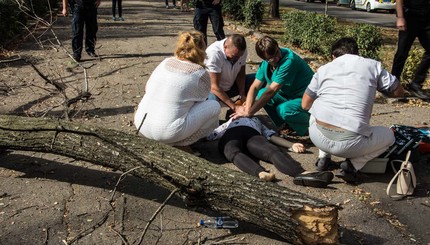 Непогода в Украине: в Днепре дерево упало на женщину, а Хмельницкий подтопило