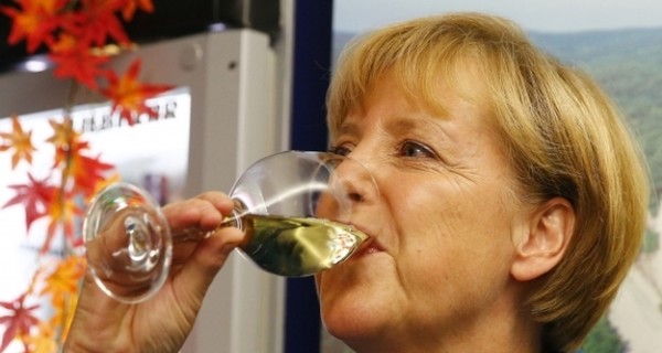 Ангела Меркель официально выиграла на выборах и принимает поздравления с победой 