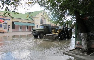 Центр Феодосии превратился в реку из нечистот