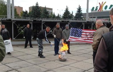 Мариупольцев, которые сожгли флаг США, собираются посадить на 4 года