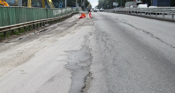 На въезде в Киев просела автотрасса