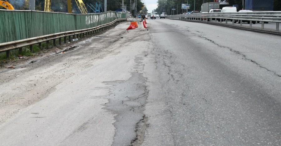 На въезде в Киев просела автотрасса