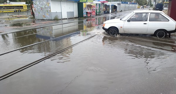 В Киеве на Оболони подтопило трамвайные пути