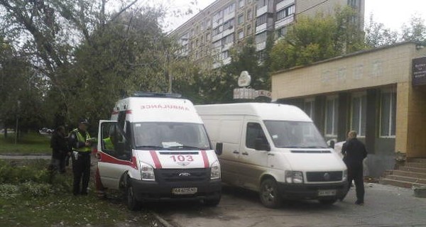 В Киеве микроавтобус сбил женщину на тротуаре