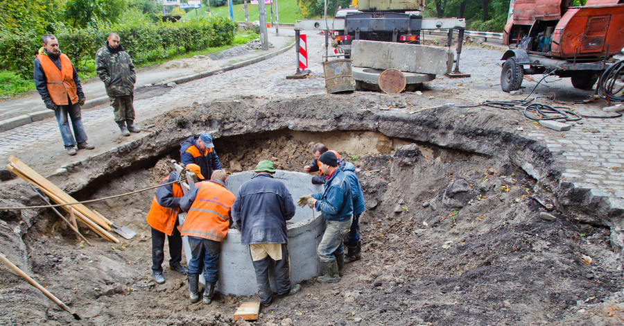 Подольский спуск: рабочие обещают отремонтировать уже сегодня, а ГАИ - только к воскресенью 