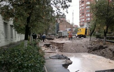 В центре Киеве провалился асфальт: дорога превратилась в озеро