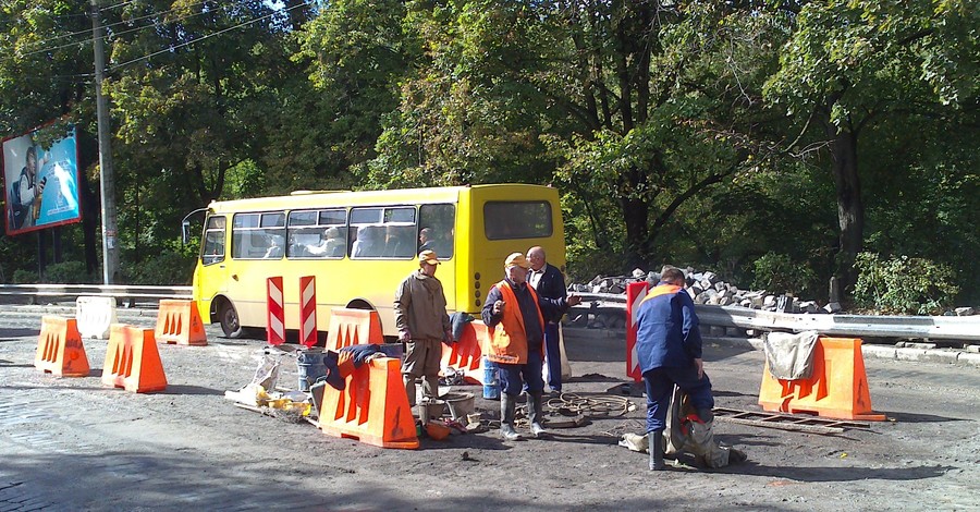 Автомобили пустили, но брусчатку обещают положить позже