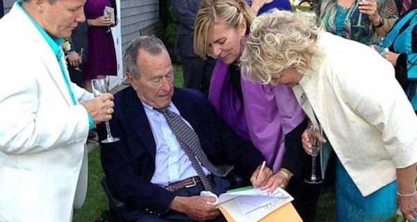 Джордж Буш-старший стал свидетелем на свадьбе лесбиянок