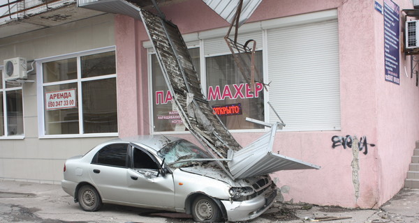 В Донецке на машину упал балкон