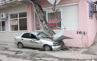 В Донецке на машину упал балкон