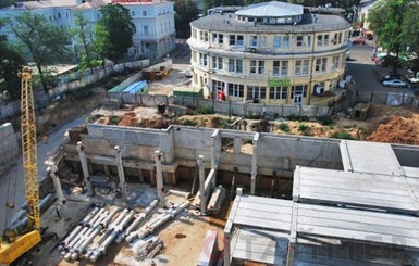 Строительство паркинга в центре Одессы вновь приостановлено