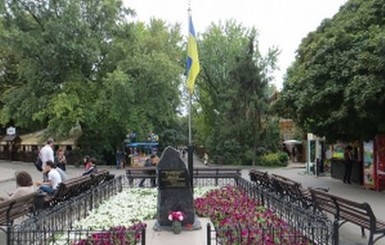 В Харькове неизвестные украли национальный герб из сада Шевченко