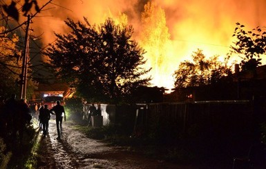 В Днепропетровске спасатели четыре часа тушили пожар 