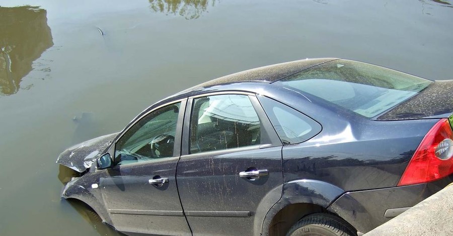 В Днепропетровске автомобиль упал в реку