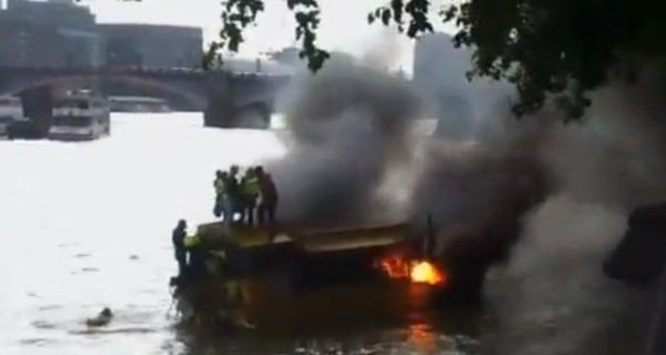 ЧП в Лондоне: посреди реки загорелся автобус-амфибия с туристами